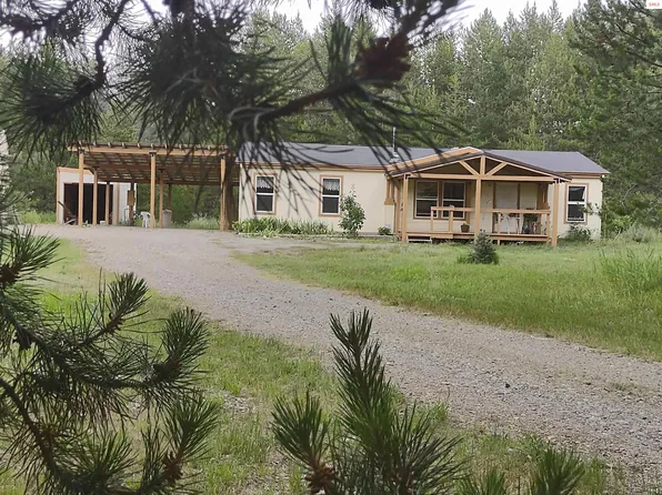 523 Herrmann Lake Rd, Sagle, ID 83860