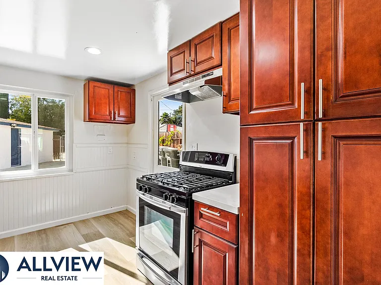 452 South Shaffer Street — Photo 8