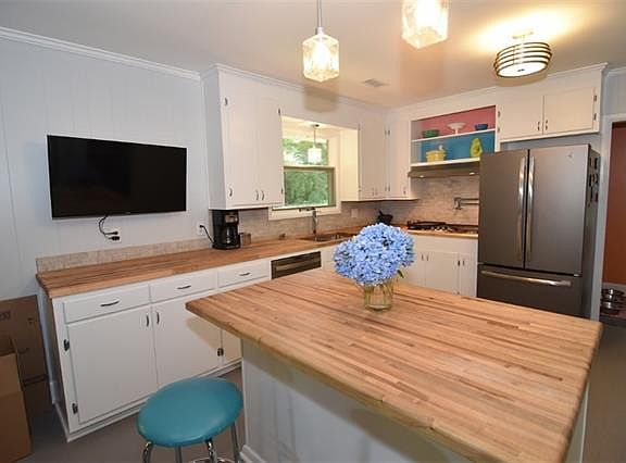 4th image of 211 E I St