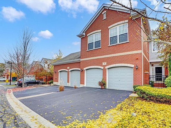2nd image of 27 Lakebreeze Ct
