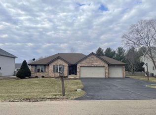 208 Old Meadow Ln, Rockton, IL 61072