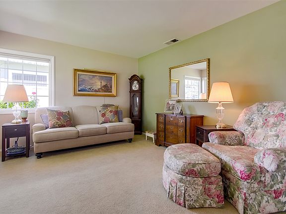 4th image of 617 Vista Way