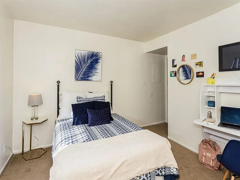University Square Apartments — Photo 10