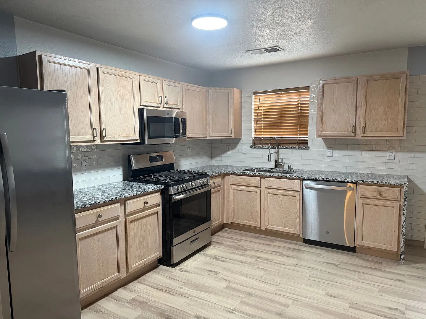 3 Bed 2 Bath with all appliances near Cottonwood Mall area — Photo 4