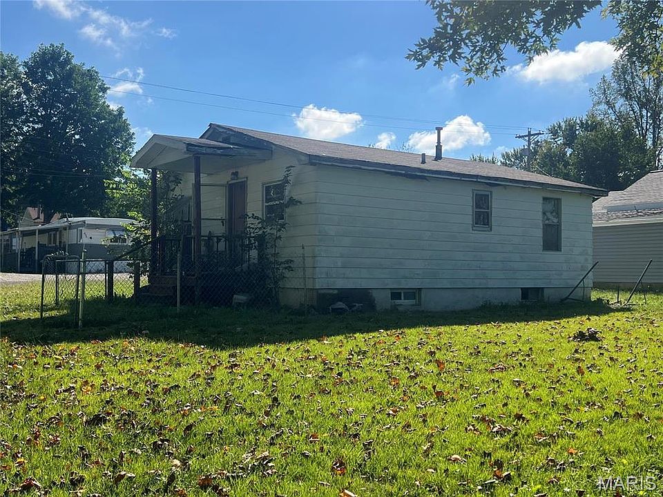 2nd image of 225 Lakeside Ave