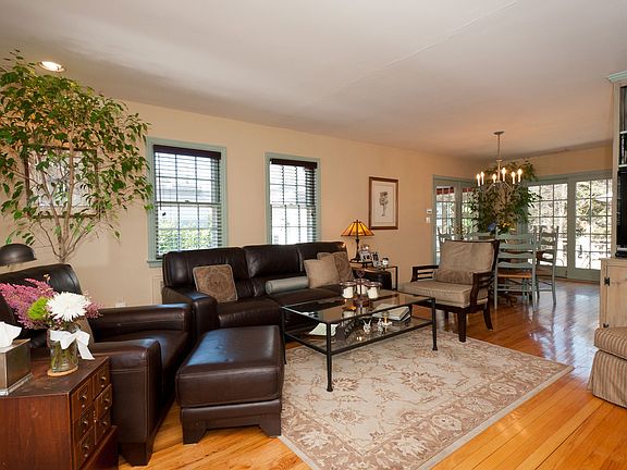 3rd image of 4 Chestnut Ct