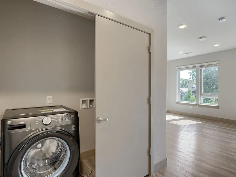 4923 King St — Photo 10
