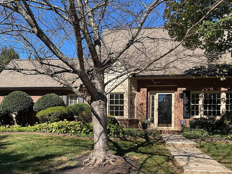 End unit w/ oversized garage