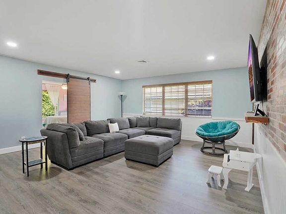 5th image of 216 Gleneagles Dr