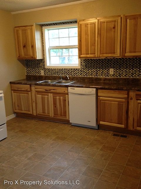 2nd image of 142 E 4th St