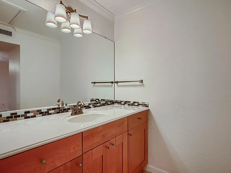 7685 Northcross Dr #323 — Photo 15