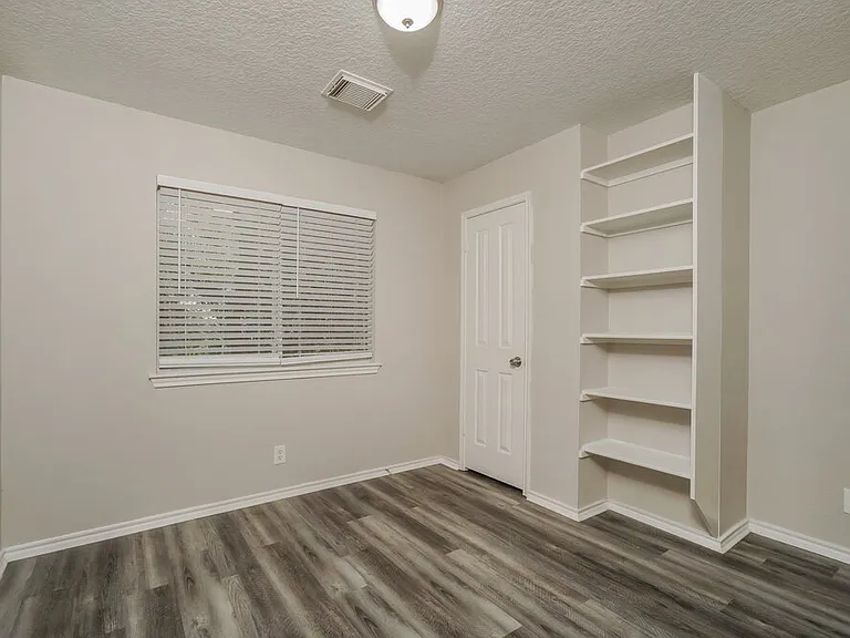 204 Nandina Ct — Photo 12