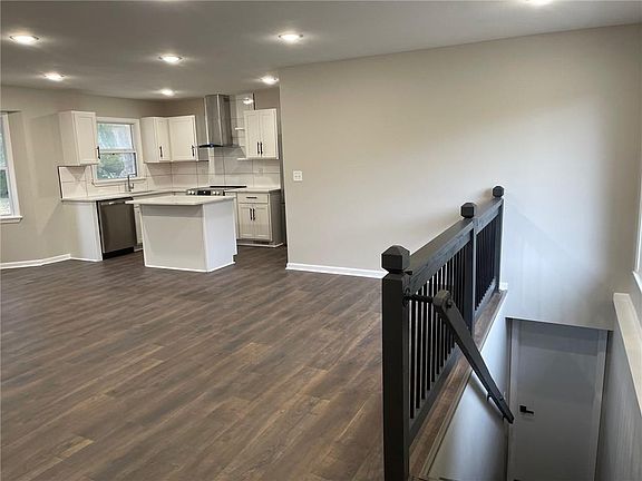 3rd image of 240 SE 131st Rd