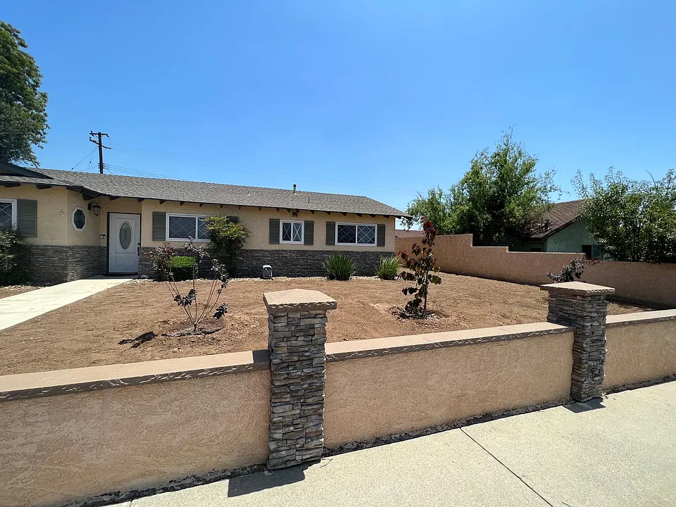 526 S Valley Center Ave