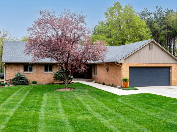 816 S Valley Hill Rd, Bull Valley, IL 60098