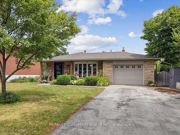 4th image of 755 Parker Cres