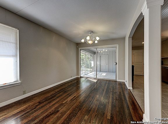 5th image of 214 Pinewood Ln