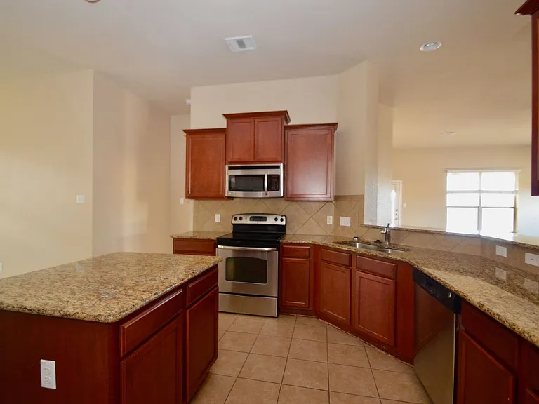 7300 Golden Oak Ln — Photo 3
