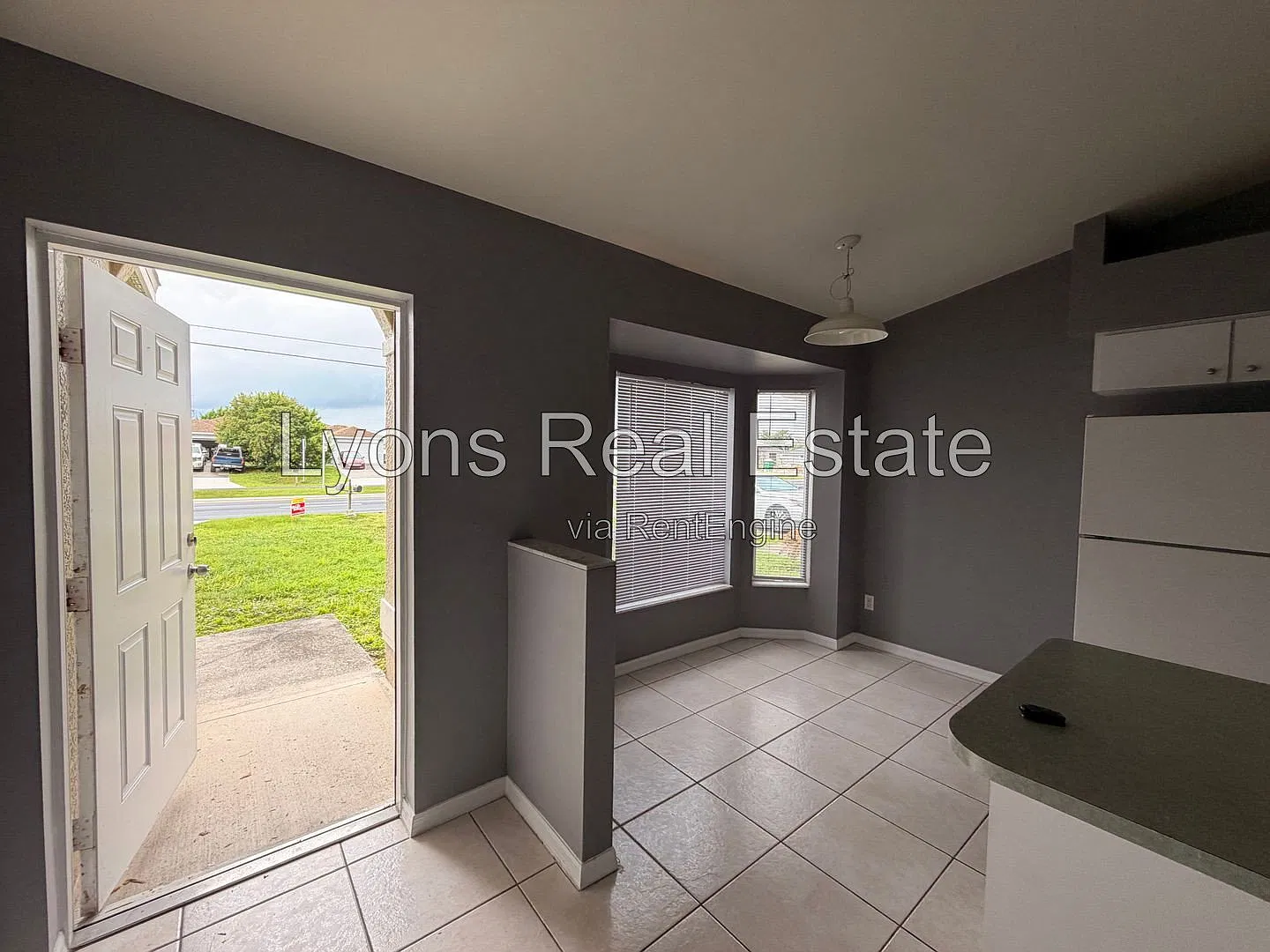 3 bed, 2.0 bath, 1139 sqft, $1,600 — Photo 2