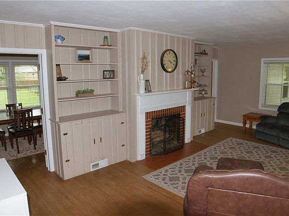 3rd image of 6181 N Parker Ave