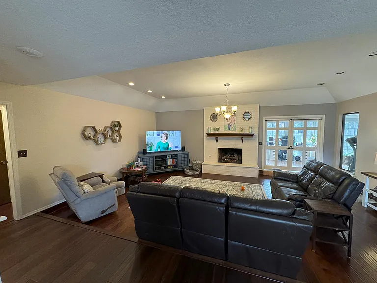 4107 Country Club Dr — Photo 3