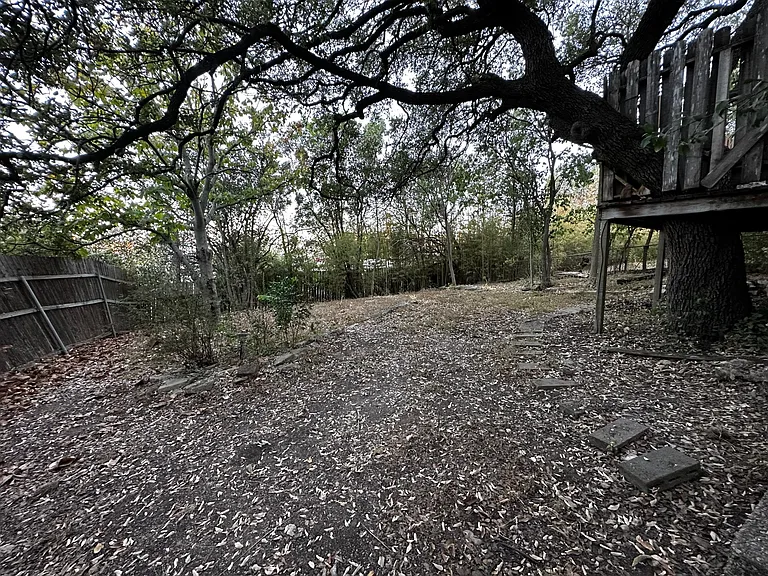 1201 Loma Dr — Photo 10