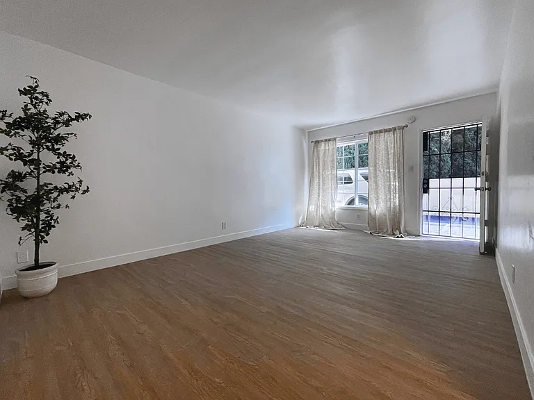 1601 N Normandie Ave — Photo 4