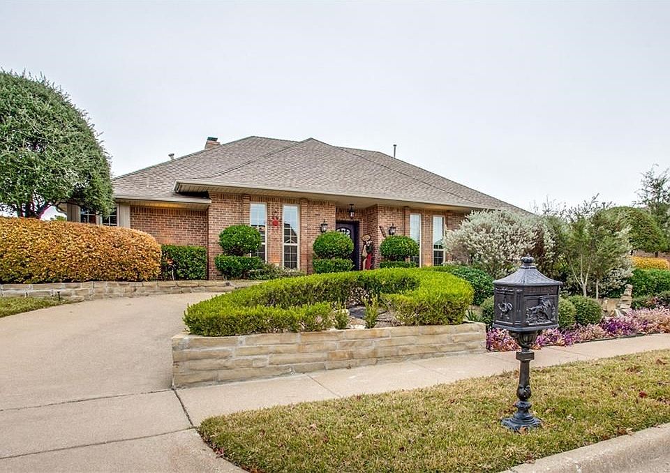 Convenient circle driveway for you and your guests.