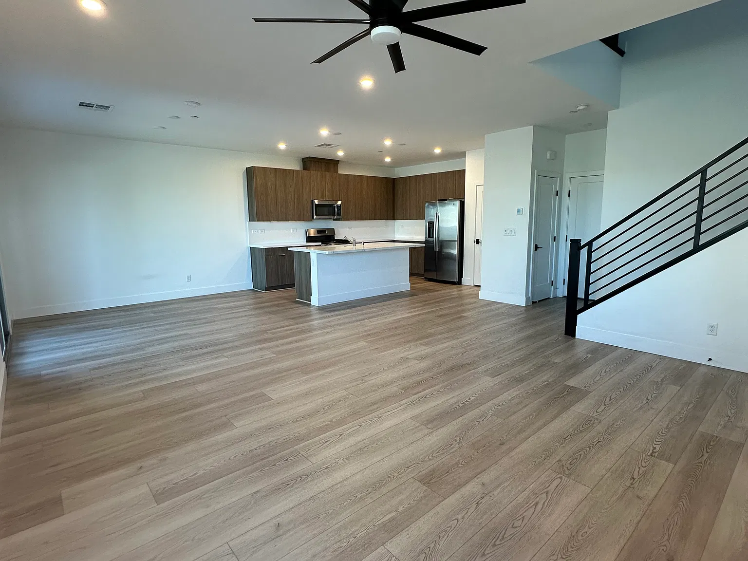 3 bed, 2.5 bath, 1924 sqft, $2,600 — Photo 4