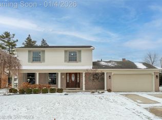 17937 Country Club Dr, Livonia, MI 48152