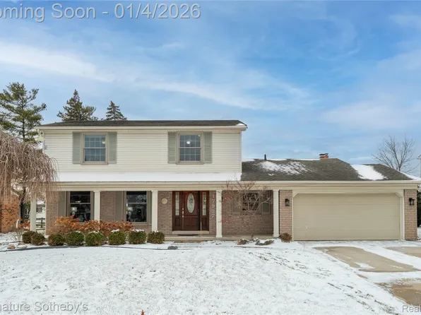 17937 Country Club Dr, Livonia, MI 48152