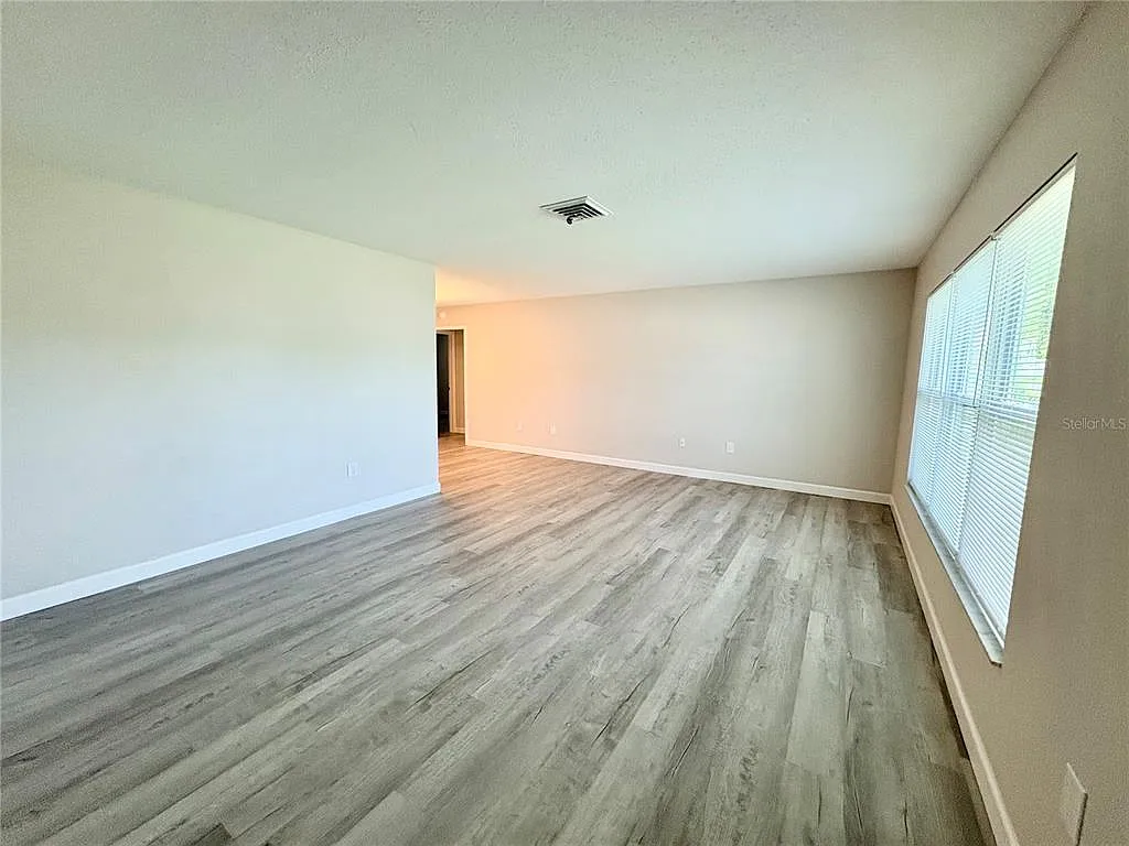 3 bed, 2.0 bath, 1624 sqft, $1,995 — Photo 2