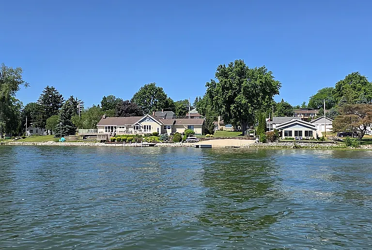 338 Lake Dr — Photo 2