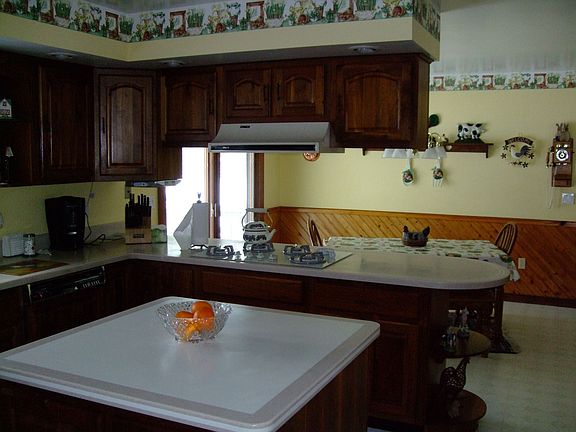 Wide Open Larage Kitchen