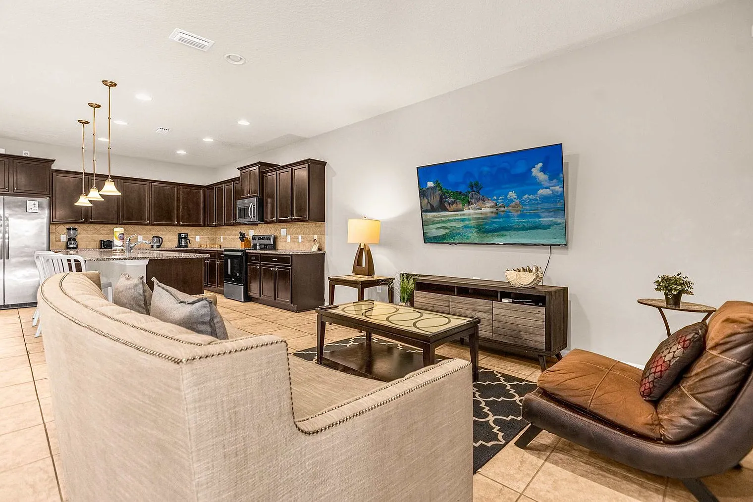 9 bed, 6.0 bath, 4380 sqft, $6,458 — Photo 2