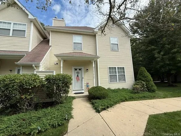 6 Daremy Circle, Medford, NY 11763