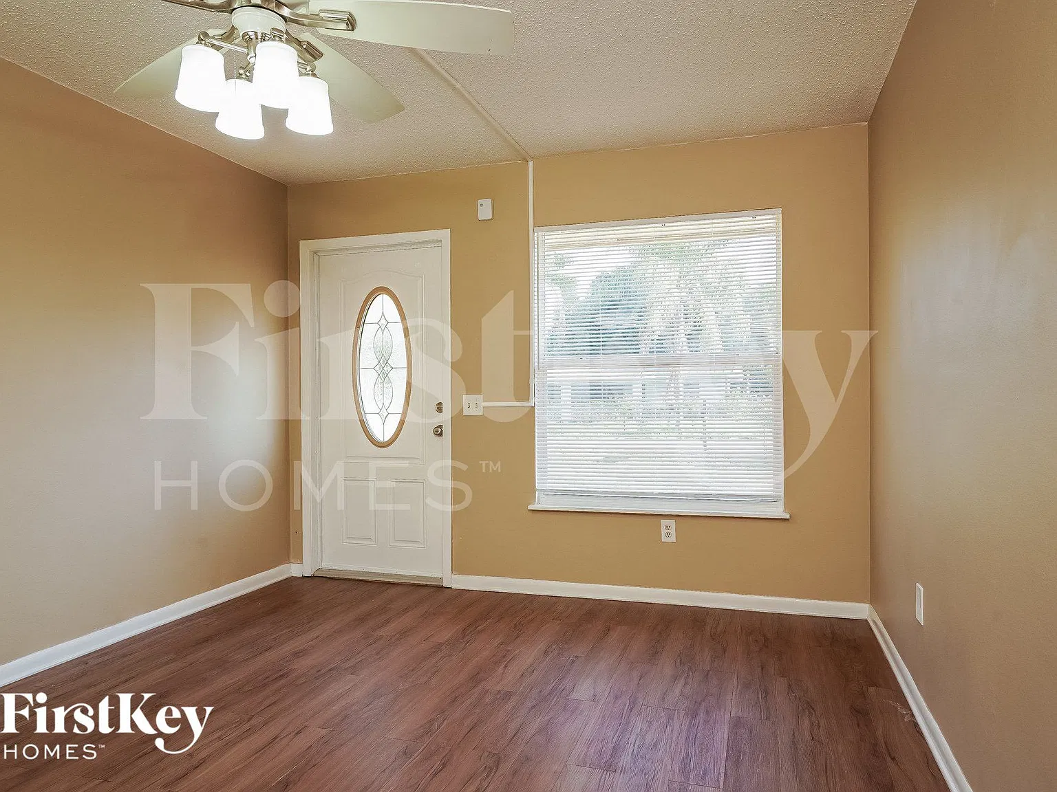 3 bed, 1.0 bath, 816 sqft, $1,460 — Photo 3