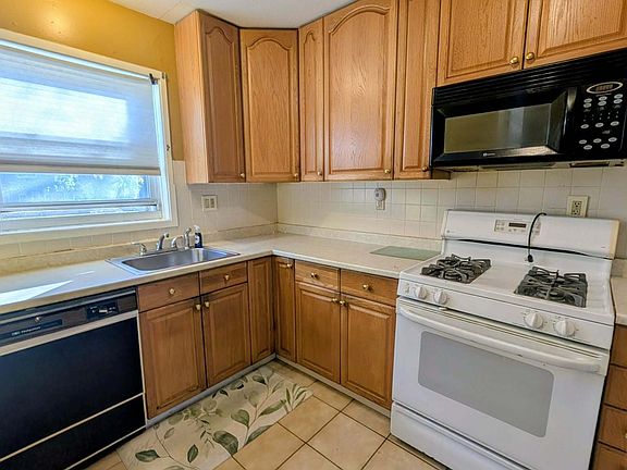 4th image of 2 Camelot Drive #3