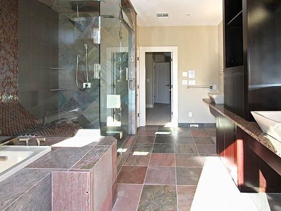 4th image of 215 Annie St #D