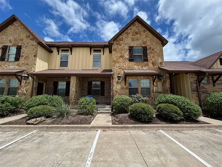 405 Baby Bear Dr — Photo 1