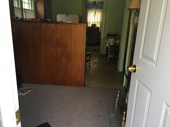 3rd image of 218 W Lee Ave