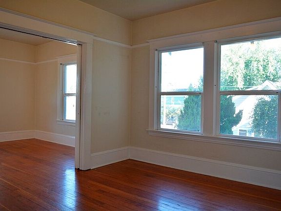 3rd image of 3956 N Albina Ave