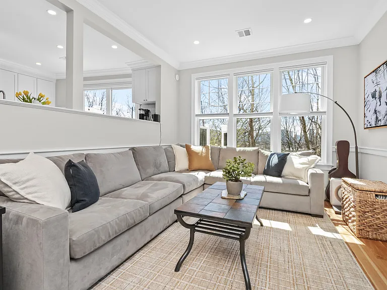 322 Bunker Hill St #B — Photo 3