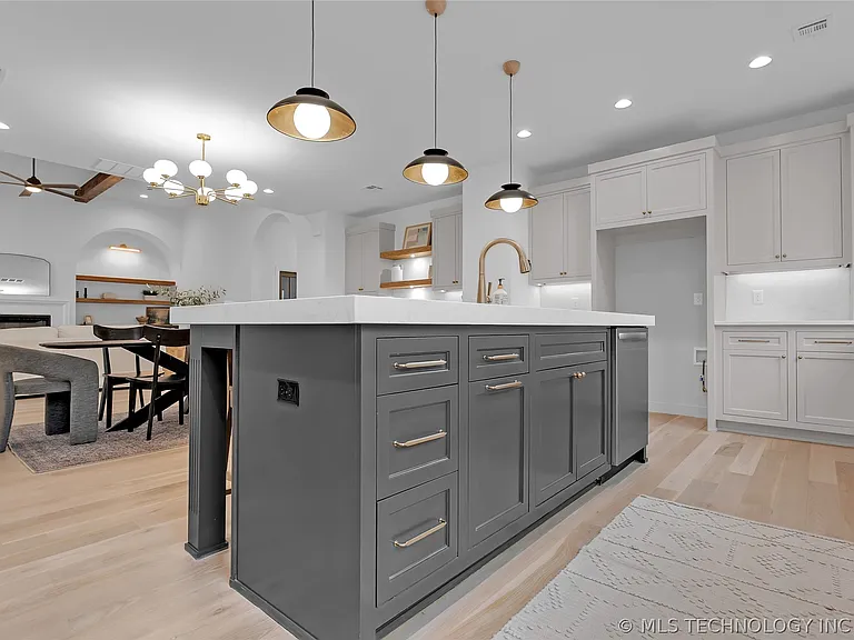 515 W El Paso St — Photo 32