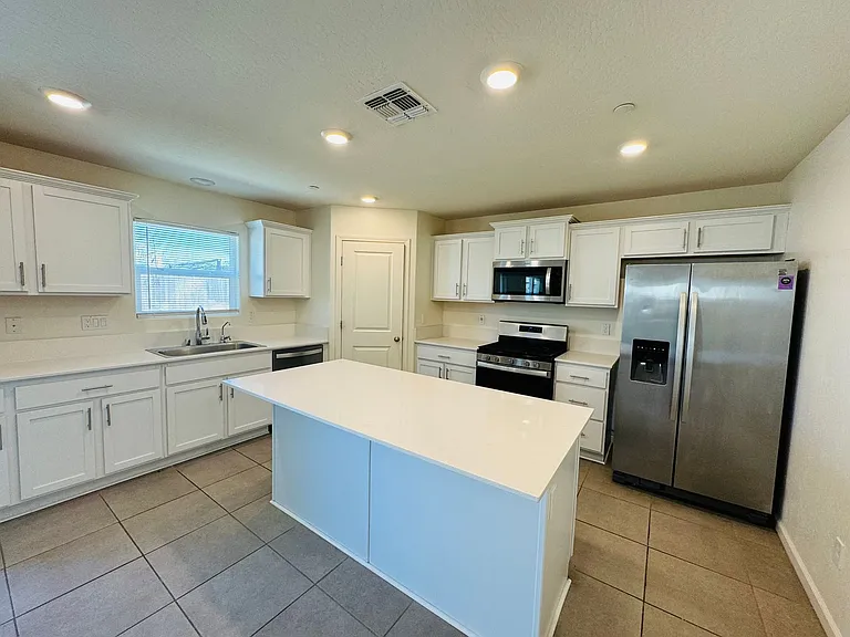 1809 Columbia Dr — Photo 2