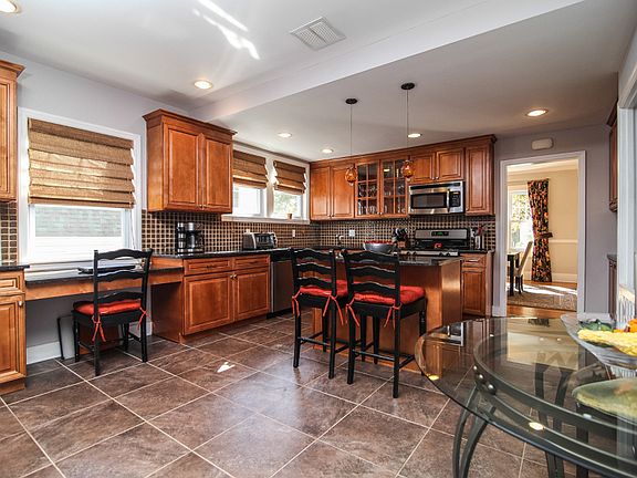5th image of 217 Edgewood Ter