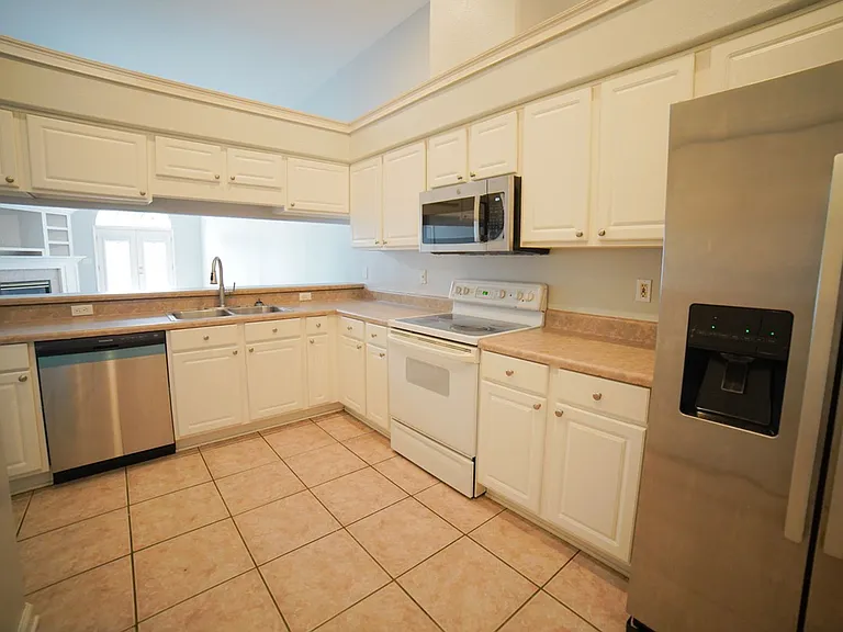 1060 Kingdom Dr — Photo 5