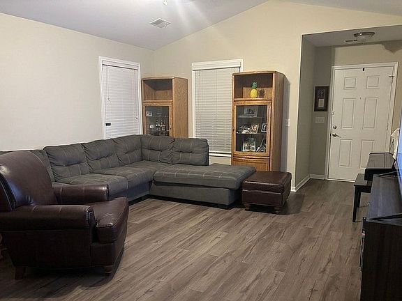 4th image of 604 Castle Ridge Dr