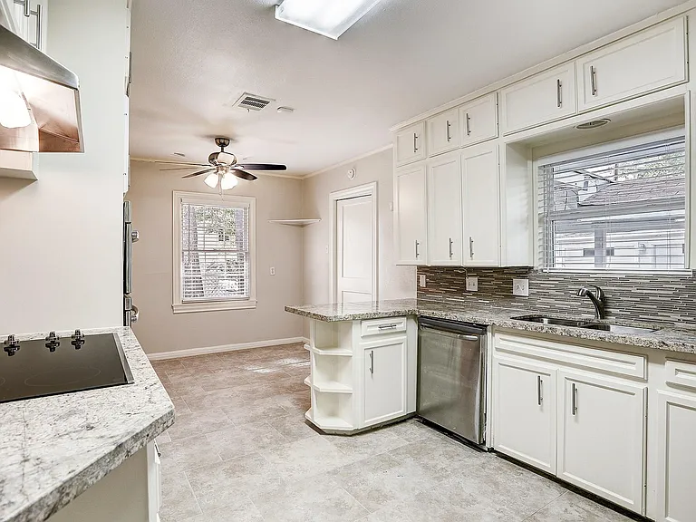 3709 Parkwood Dr — Photo 6