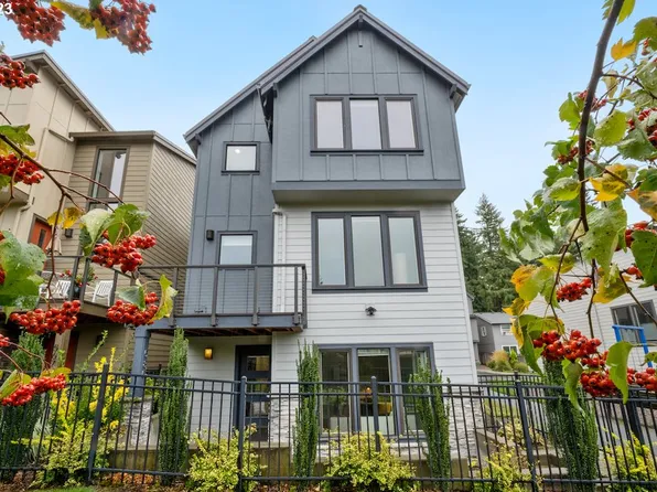 585 SW Chinook Ter, Portland, OR 97225